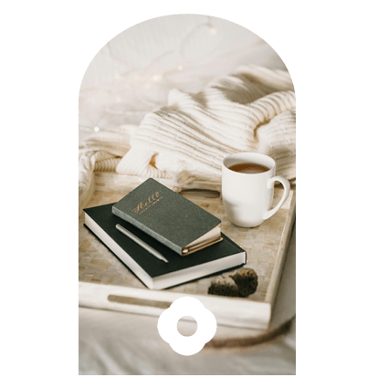 journal et tasse posés sur un plateau sur un lit