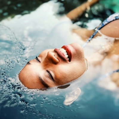 visage de femme dans l'eau